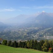 aussicht meranerland von zmailer hof schennaberg aus herbst nebel