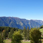 aussicht ab tesselberg richtung windeck und zillertaler alpen