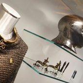 DSC Schloss Tirol Museum Ausstellung Ritterruestung