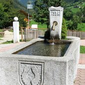 Dorfbrunnen Weitental mit Wappen von Vintl