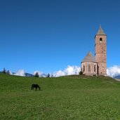 Hafling St Kathrein Kirche mit Pferd