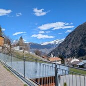 dorf taufers mit blick auf die berge im vinschgau und tal
