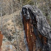 saagen auf dem weg zu den saligen frauen holzfigur