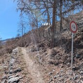 sonnensteig weg an der kreuzung mit fahrradverbot rueckweg zum dorf