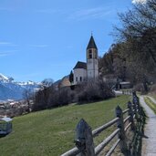 ankunft wieder im dorf mit blick auf dorfkirche von taufers im muenstertal