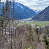 blick landschaft von mals nach laatsch bis taufers und schweizer berge