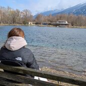 ausruhen am wasser von prader sand biotop im hintergrund restaurant am teich