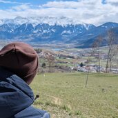 blick ueber bank in mals auf den tarscher buehl mals und den ortler