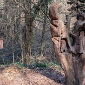 skulptur auf dem fruehlingstal auf dem weg nach kaltern kreuzung