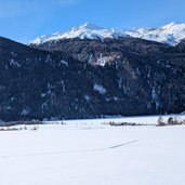 schnee auf der malser haide blick bis runter auf die fischerhaeuser und den haidersee im winter