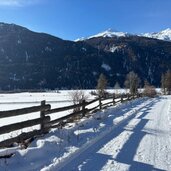 schneebedeckter weg im vinschgau von den fischerhaeusern graun nach plawenn