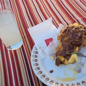 kleine staerkung beim tennisplatz sparer mit kuchen