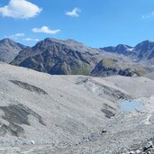 immer wieder gehen wir an kleine Gletscherseen vorbei