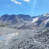 Boden mit Geroell uebersaet wir gehen aber auf Eis