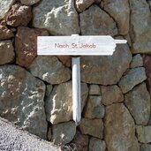 Kastelaz tramin dorf wegweiser nach st jakob kastelaz