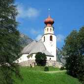 Kirche Pfunders auf Huegel gelegen