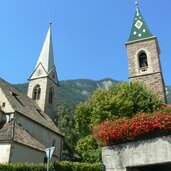 Nikolaus Kaltern Dorf Kirche Geranien