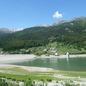 RS reschensee mit niedrigem wasserstand staumauer