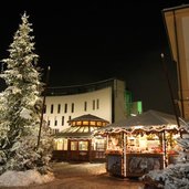 RS Christkindlmarkt Schnee Bruneck Weihnachtsbaum