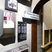 RS Siegesdenkmal Dauerausstellung Strassenschild Friedensplatz