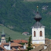 RS girlan pfarrkirche turm dahinter stpauls