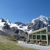RS sulden bergstation bergbahn dahinter schroetterhorn und gran zebru koenigspitze