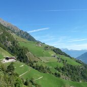 RS naturnser sonnenberg mit galmein hof dahinter schnatz grub und pirch