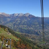 herbst blick auf dorf tirol und eingang passeiertal