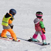 kinder in der skischule ski winter