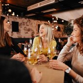 lokal unterhaltung bar wein lachen personen