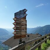 meraner hoehenweg bei muthoefe wegweiser