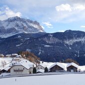 viles runch dahinter ciablun und fanes berge winter la val