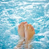 wasser fuesse schwimmen relax wellness therme
