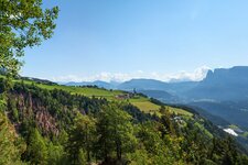 erdpyramiden lengmoos mit aussicht auf mittelberg und dolomiten schlern