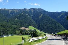 radfahrer auf wuerzjochstrasse villnoess