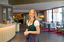 hotel weinegg person rezeption dirndl