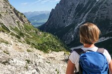 huettenwanderung im drei zinnen gebiet abstieg richtung sexten person