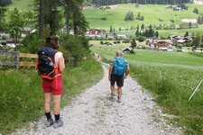 huettenwanderung im drei zinnen gebiet wandern richtung sexten personen