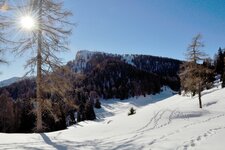 Ueberetscherhuette Spuren im Schnee komplett