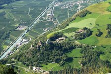 blick auf schloss juval und vinschgau tschars