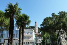 meran palmen und turm nikolaus pfarrkirche