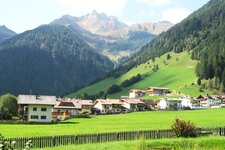 Weissenbach Dorf mit Bergen