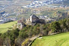 schloss annenberg darunter vinschgau bei goldrain herbst