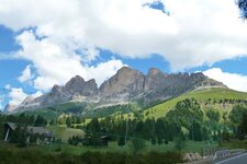 karersee bei golfclub dahinter rosengarten