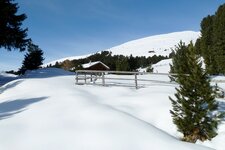 huette am plose hang winter schnee aferer tal