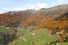 vinschger hoehenweg bei st martin im kofel herbst