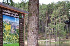 voelser weiher cafe sitze schild naturpark