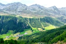 blick von roettal auf kasern im ahrntal und dahinter zillertaler alpen