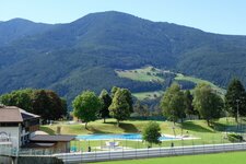 sportplatz und schwimmbad feldthurns