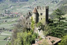 Burggrafenamt Dorf Tirol Fruehling Schloss Brunnenburg